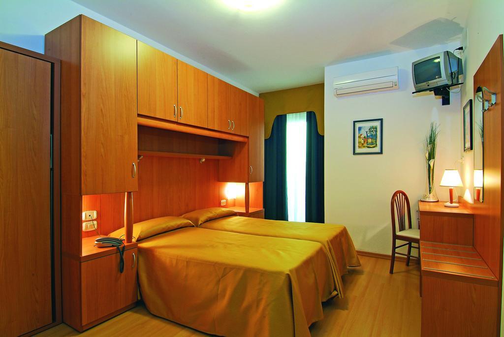 Hotel Garni Losanna Bibione Oda fotoğraf